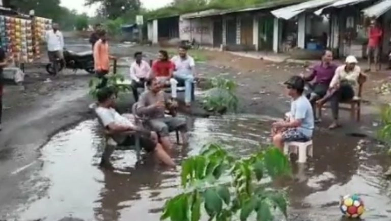 Viral Video: রাস্তার মাঝে আস্ত সমুদ্র, জলে পা ডুবিয়ে চলছে গল্প আড্ডা, জল জমায় অভিনব প্রতিবাদ (দেখুন ভিডিও)