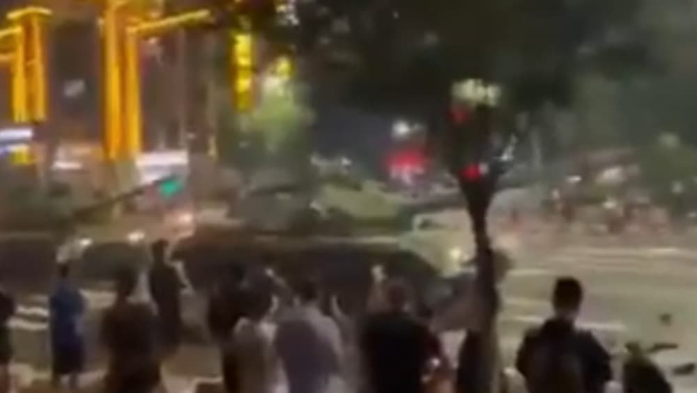 Chinese Tanks Roll Out To Scare Henan Bank Protestors: ব্যাঙ্কের সঞ্চয় কেড়ে বিক্ষুব্ধ গ্রাহকদের ট্যাঙ্কে পিষে মারার চেষ্টা চিনে, ভাইরাল ভিডিও Chinese Tanks Roll Out To Scare Henan Bank Protestors: ব্যাঙ্কের সঞ্চয় কেড়ে বিক্ষুব্ধ গ্রাহকদের ট্যাঙ্কে পিষে মারার চেষ্টা চিনে, ভাইরাল ভিডিও