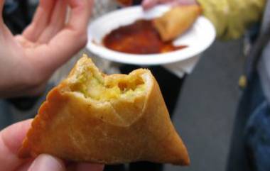 Bahubali Samosa Challenge: ৩০ মিনিটে বাহুবলী সিঙাড়া খেয়ে জিতুন ৫১ হাজার টাকা, নয়া চ্যালেঞ্জে তোলপাড় নেটদুনিয়া