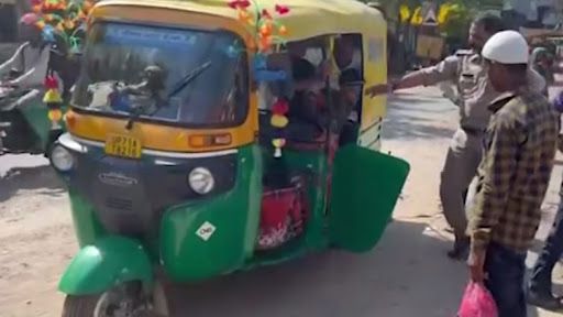 27 Passengers In Auto: একটা অটোতে ২৭ জন! অবাক ট্র্যাফিক পুলিশ