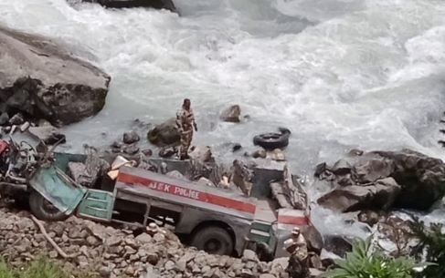 Jammu & Kashmir: অমরনাথ যাত্রার নিরাপত্তায় থাকা জওয়ানদের বাস নদীতে উল্টে দুর্ঘটনা