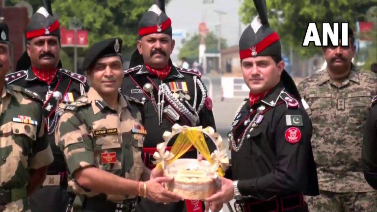 Pakistan Independence Day 2022: পাকিস্তানের স্বাধীনতা দিবস উপলক্ষে ওয়াঘা সীমান্তে মিষ্টি বিনিময় করল পাকিস্তান রেঞ্জার্স এবং বর্ডার সিকিউরিটি ফোর্স