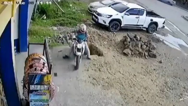 Viral Video: বাইক পিছানোর সময় গভীর গর্তে পড়লেন আরেহী, দেখুন ভিডিও