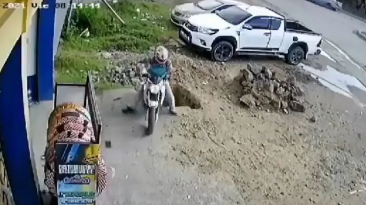 Viral Video: বাইক পিছানোর সময় গভীর গর্তে পড়লেন আরেহী, দেখুন ভিডিও