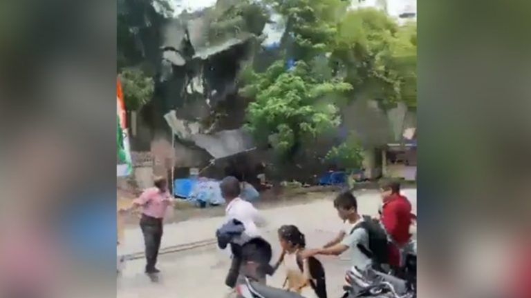 Building Collapses in Mumbai: মুম্বইয়ের বোরিভালিতে ভেঙে পড়ল চারতলা বাড়ি, দেখুন ভিডিও