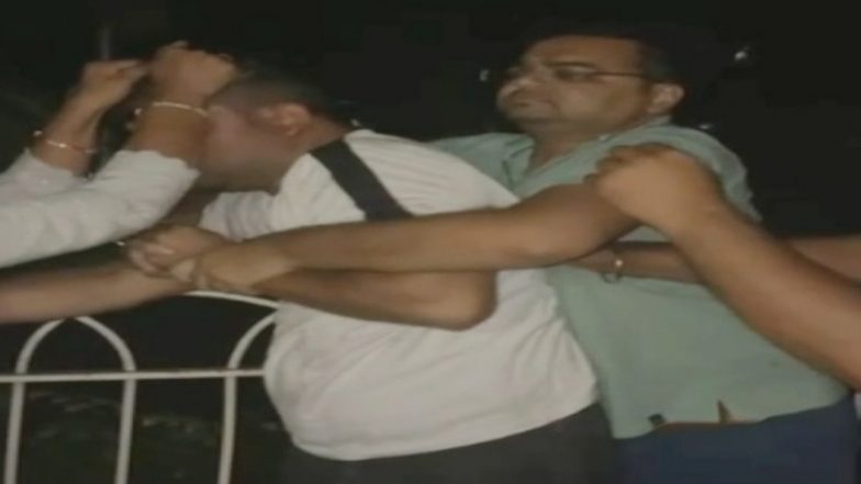 Kanpur: বান্ধবীর সঙ্গে একই গাড়িতে, হাতেনাতে ধরা পড়ে স্ত্রীর জুতোপেটা খেলেন বিজেপি নেতা! দেখুন ভিডিও