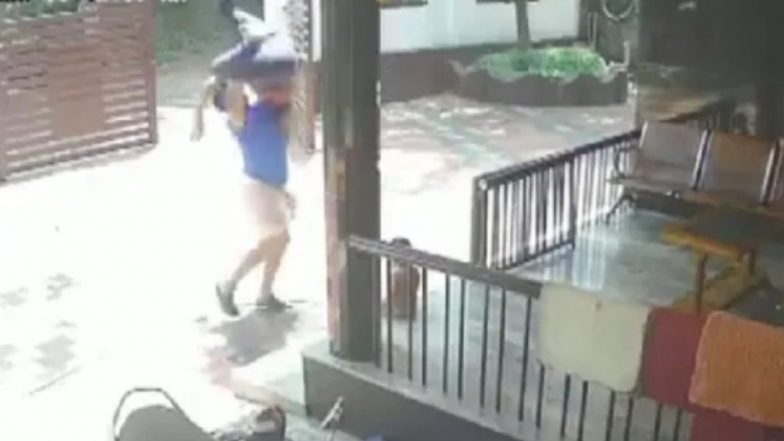 Viral Video: খোলা বারান্দা থেকে পড়ে যাচ্ছেন ভাই, নাটকীয়ভাবে বাঁচালেন দাদা; দেখুন ভিডিও