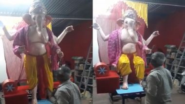 Ganeshotsav 2022: পা ছুঁয়ে প্রণাম করলেই আশীর্বাদ গণপতির, গণেশ উৎসবের আগে ভিডিয়ো ভাইরাল