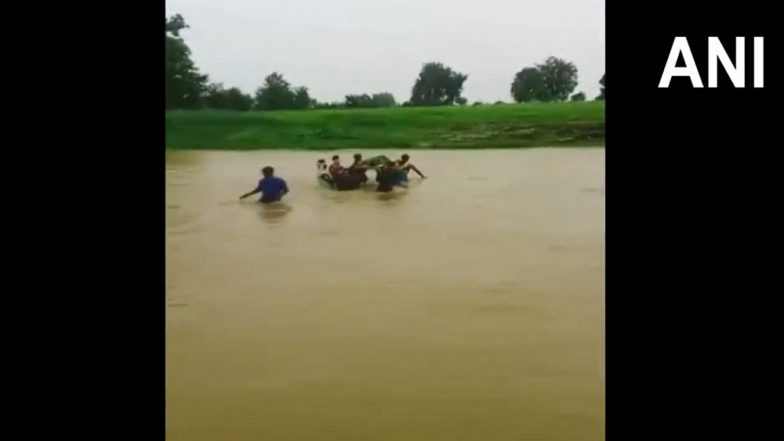 Madhya Pradesh: অন্তঃসত্ত্বাকে কাধে নিয়ে নদী পার করলেন গ্রামের মানুষ, দেখুন ভিডিয়ো