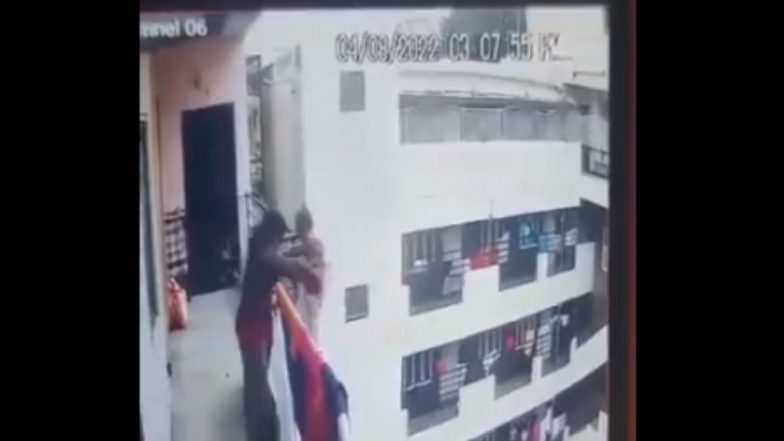 Bengaluru Shocker: মানসিক প্রতিবন্ধী শিশুকন্যাকে ৫ তলা থেকে ছুঁড়ে ফেলল মা, দেখুন শকিং ভিডিও