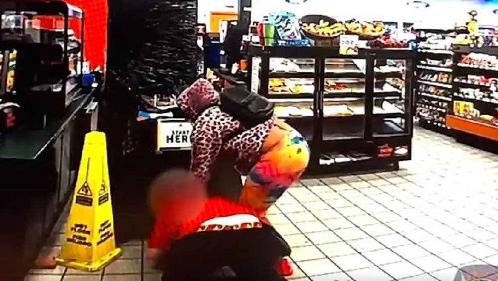 Video: শপিং মলে ২ মহিলা দুষ্কৃতীর 'দাদাগিরি', ভিডিয়ো ভাইরাল