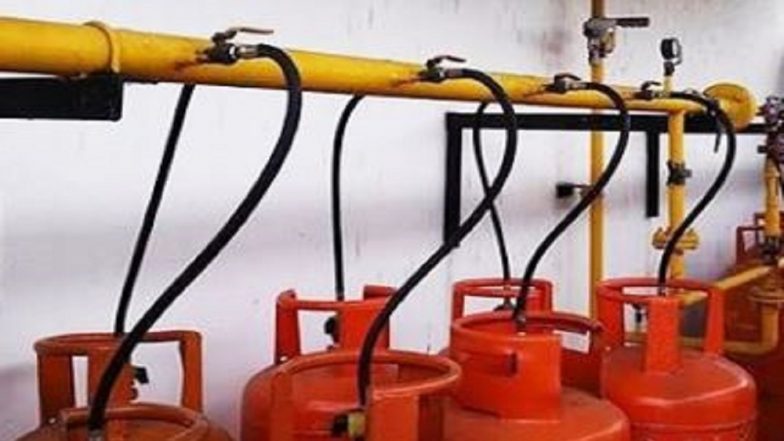 LPG Hike: মধ্যবিত্তের হেঁসেলে ছ্যাঁকা, গ্যাসের দাম বাড়ল ৫০ টাকা