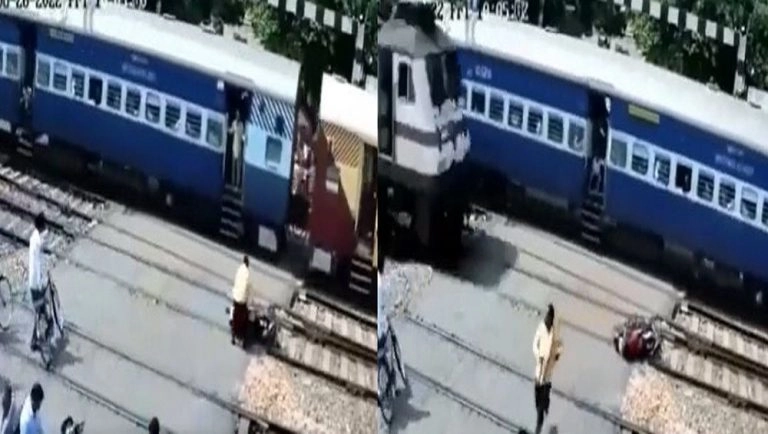 Video: রেল লাইনের উপর দাড়িয়ে থাকা বাইকে এক নিমেষে চুরমার করে দিল ট্রেন, দেখুন ভিডিয়ো