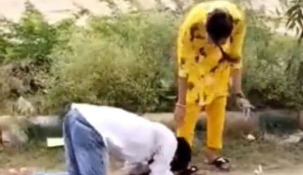 Viral Video: ছাত্রীদের পায়ে পড়ে ভোট ভিক্ষায় ছাত্র নেতারা, দেখুন ভাইরাল ভিডিও