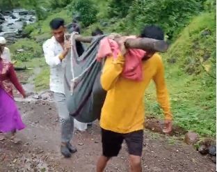 Nashik Shocking Video: রাস্তা নেই, লাঠিতে কম্বল জড়িয়ে গর্ভবতী মহিলাকে ঝুলিয়ে নিয়ে যাওয়া হল হাসপাতালে (দেখুন ভিডিও)