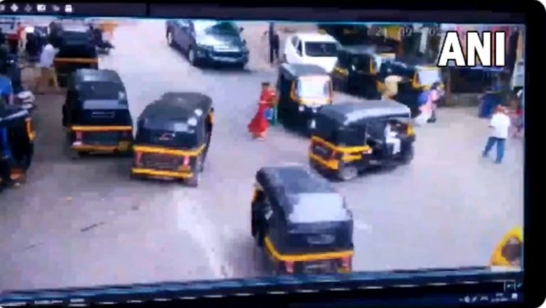 Viral Video : ব্যস্ত রাস্তায় বেপরোয়া গাড়ির ধাক্কা পথচারীদের, ১০ জন দুর্ঘটনার কবলে (দেখুন ভিডিও)