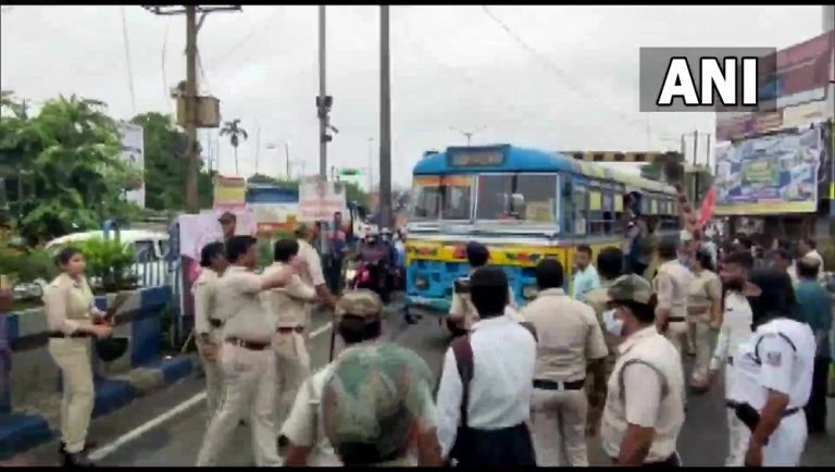 BJP's Nabanna Abhijan: বিজেপির নবান্ন অভিযান ঘিরে বাড়ছে উত্তাপ, গেরুয়া শিবিরের বাস থামাল পুলিশ