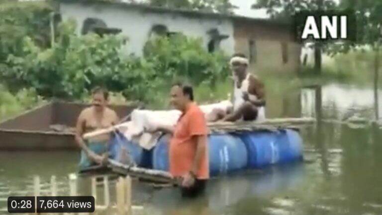 Bihar Flood: বন্যা প্লাবিত ভাগলপুরে চলনসই নৌকা বানিয়ে রোগীকে হাসাপাতালে পাঠাচ্ছেন বাসিন্দারা, দেখুন ভিডিও