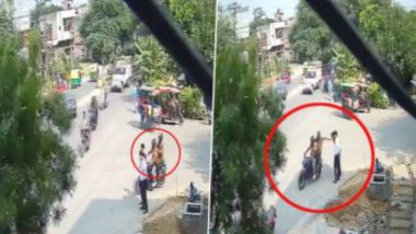 Karachi Bike Snatchers Video: করাচির রাস্তায় বৃদ্ধার হাত থেকে ব্যাগ ছিনতাই করে বাইকে চড়ে পালালো দুষ্কৃতীরা, দেখুন ভিডিও