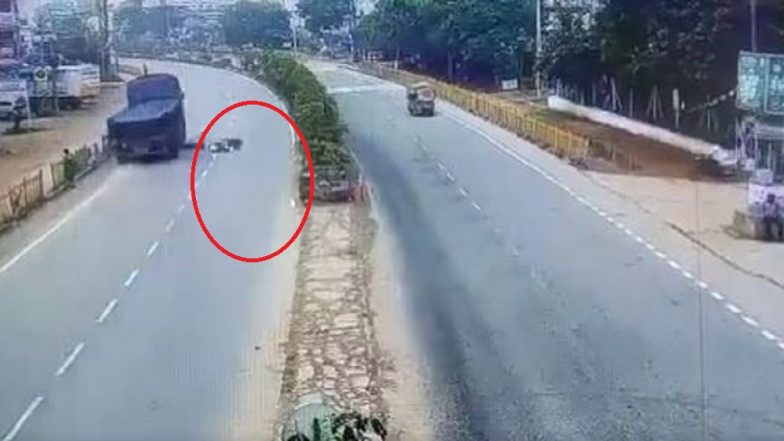 Video: রাস্তা পার করতে গিয়ে বাইক আরোহীকে টেনে নিয়ে গেল ট্রাক, দেখুন ভিডিয়ো