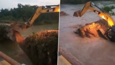 Bulldozer Goes Down Into River: শতবর্ষীয় ভগ্নপ্রায় সেতুকে ভাঙতে গিয়ে নদীতে পড়ল বুলডোজার, দেখুন ভিডিও