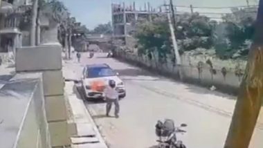 Video: টাকা না পেয়ে মার্সিডিজে আগুন, রাস্তার উপর দাউ দাউ করে জ্বলছে গাড়ি, দেখুন