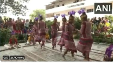 Cheraw Dance: মিজোরামের ঐতিহ্যবাহী বাঁশের নাচ চেরাও প্রদর্শন করল গুজরাটের ছাত্রীরা (দেখুন ভিডিও)