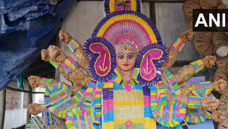 Durga Puja 2022: চিরাং-এর বাসুগাঁও-এর শিল্পীরা বানিয়েছেন এক অনন্য দুর্গাপ্রতিমা, প্রতিমায় ব্যবহার হয়েছে কলম-পেন্সিল (দেখুন)