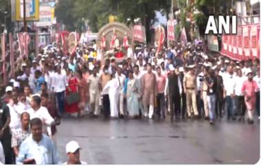 West Bengal: পুজো এল বঙ্গে, কলকাতার রাজপথে দুর্গাপ্রতিমা নিয়ে শোভাযাত্রায় মুখ্যমন্ত্রী (দেখুন ভিডিও)