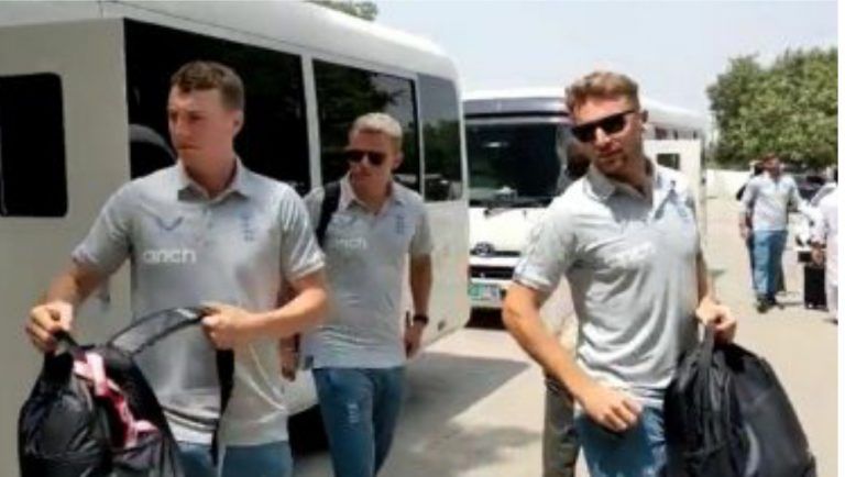 England Cricket Team Arrives In Pakistan: ১৭ বছর পর টি-টোয়েন্টি সিরিজ খেলতে পাকিস্তানে ইংল্যান্ডের ক্রিকেট দল, দেখুন ছবি