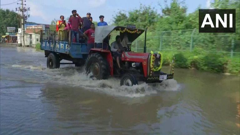 Bengaluru Rains: টানা বৃষ্টিতে জলমগ্ন বেঙ্গালুরু শহর, ট্রাক্টরে করে অফিস যাচ্ছেন তথ্যপ্রযুক্তি কর্মীরা; দেখুন ভিডিও