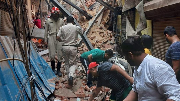 Delhi Building Collapse: দিল্লির আজাদ মার্কেট এলাকায় ভেঙে পড়ল বাড়ি, চাপা পড়ে অন্তত ৫ জন