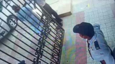 Woman Slaps Security Guard: আবাসনের নিরাপত্তারক্ষীকে চড় মহিলার, ভাইরাল সিসিটিভি ভিডিও