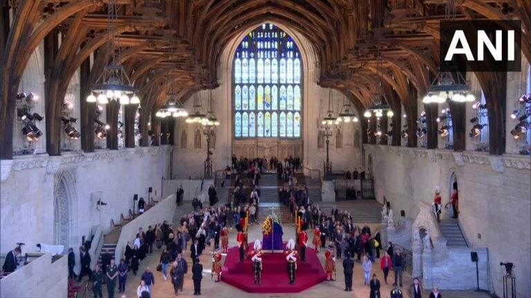 Queen Elizabeth II Funeral: লন্ডনের ওয়েস্টমিনস্টার হলে রানি দ্বিতীয় এলিজাবেথকে শ্রদ্ধা জানালেন রাষ্ট্রপতি দ্রৌপদী মুর্মু