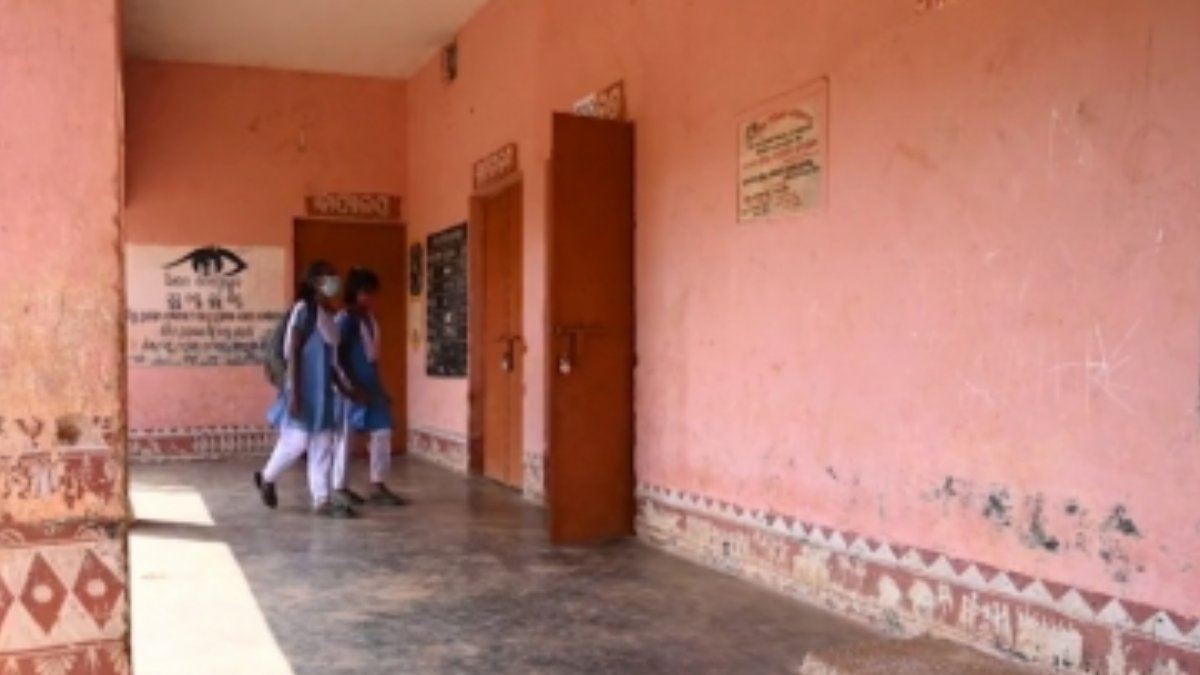 UP Shocker: শিক্ষকরা তালা দিয়ে বাড়ি চলে যান, ১৮ ঘণ্টা স্কুলের ক্লাসরুমে কাটল ৭ বছরের মেয়ের!