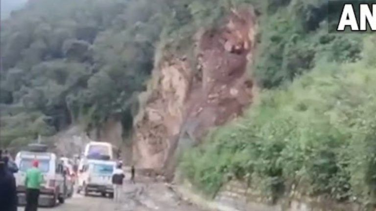 Video: রাস্তায় পর্যটকদের গাড়ির ভিড়, আচমকা ধস নামল পাহাড়ে; ভিডিওতে দেখুন এরপর কী হল