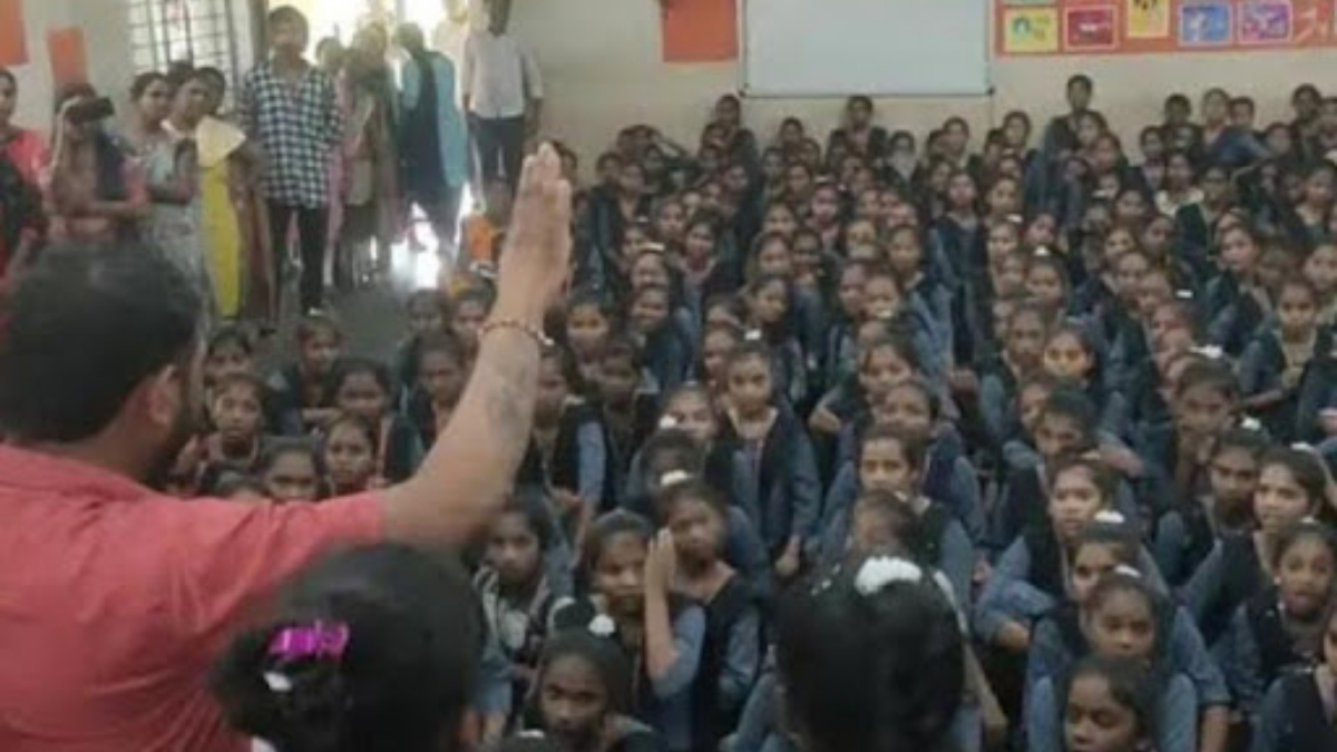 Gujarat: মেয়েদের স্নান করার ভিডিও তোলে স্কুলের রাঁধুনি, অভিযোগ ঘিরে উত্তেজনা সরকারি স্কুলে