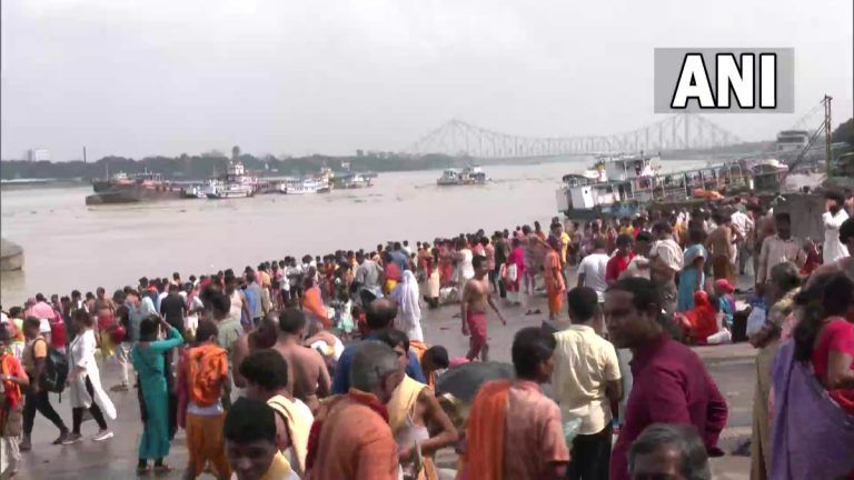 Mahalaya 2022: দেবীপক্ষের শুরু, মহালয়ার ভোরে তর্পণ করার জন্য ঘাটগুলিতে ভিড়; দেখুন ছবি