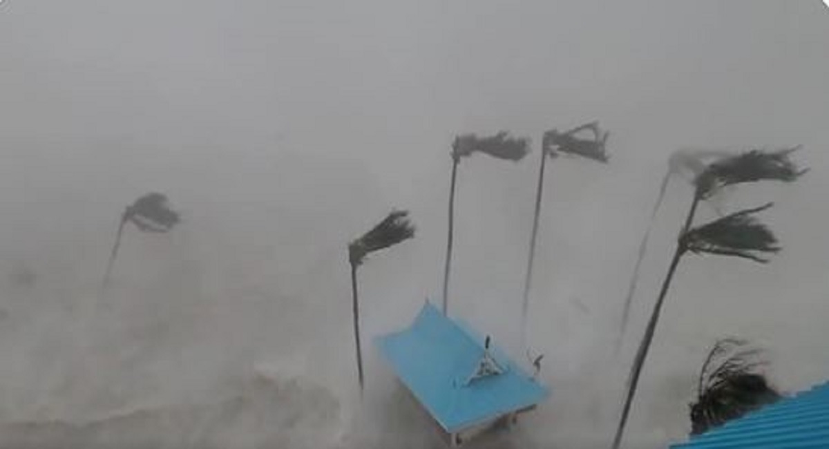 Hurricane Ian Video: ফ্লোরিডায় আছড়ে পড়ল ইয়ান, মুহূর্মুহু বিদ্যুতের চমক, দেখুন বিমানের কী অবস্থা