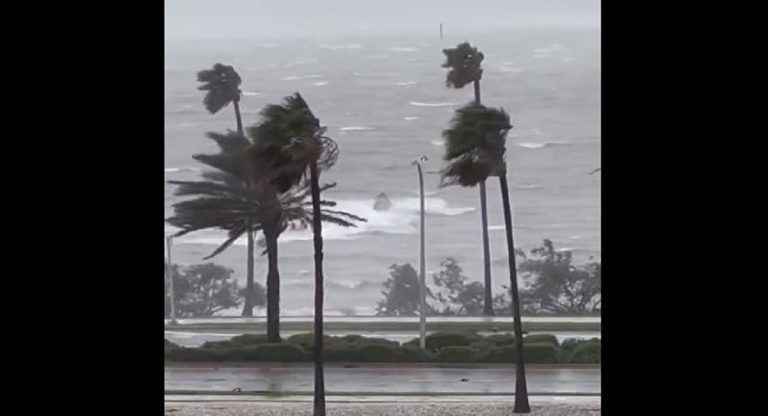 Hurricane Ian in Florida: অতি শক্তিশালী হ্যারিকেনের দাপটে ভাসছে ফ্লোরিডা, উত্তাল সমুদ্রে ডুবছে মানুষ, দেখুন