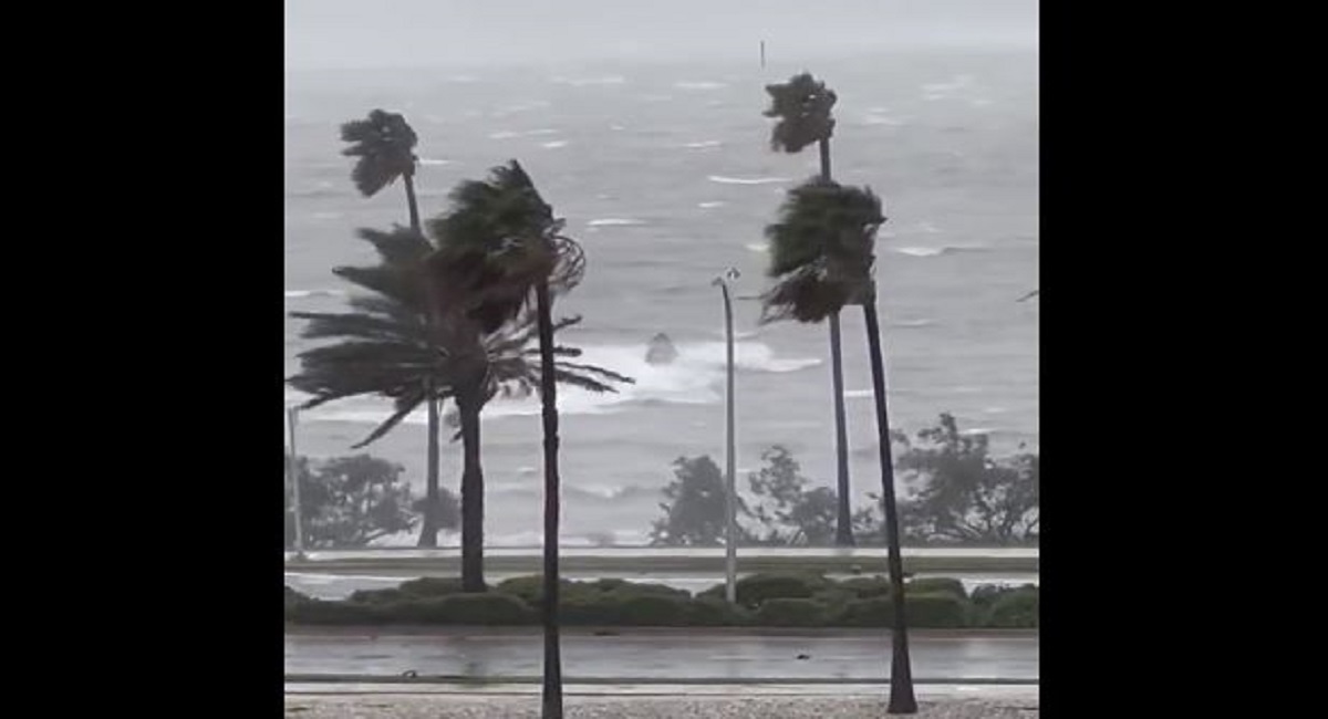 Hurricane Helene : সবচেয়ে বড় হ্যারিকেনে অন্ধকারে ফ্লোরিডা, ২২৫ কিমির পাগলা ঝড়ের তাণ্ডবে তছনছ সব কিছু