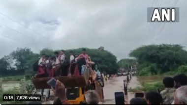 Karnataka: উপচে পড়া খালের জলে ডুবেছে সেতু, জেসিবিতে চড়ে স্কুলে যাচ্ছে পড়ুয়ার দল, দেখুন ভিডিও