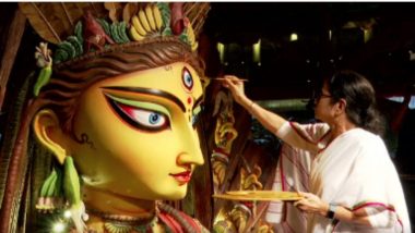 Durga Puja 2022: দেবীপক্ষের সূচনায় রং তুলিতে চেতলা অগ্রণী দুর্গাপুজো মণ্ডপের প্রতিমার চক্ষুদান করলেন মমতা বন্দ্যোপাধ্যায় (দেখুন সেই ভিডিও)