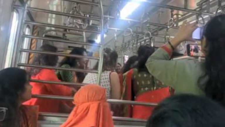 Women Break Into Garba In Mumbai Local Train: চলন্ত লোকাল ট্রেনের মহিলা কামরায় চলছে গরবা নাচ, ভাইরাল ভিডিও