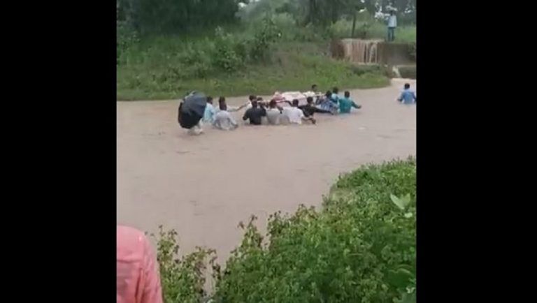 Video: বন্যার মধ্যে দিয়ে মৃতদেহ কাধে নিয়ে হাঁটছেন মানুষ, ইয়াভাতমলের ভিডিয়ো ভাইরাল