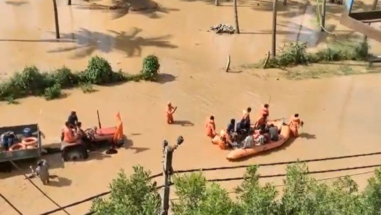 Bengaluru: এক নাগাড়ে বৃষ্টি 'ভাসছে' বেঙ্গালুরু, নামল নৌকা