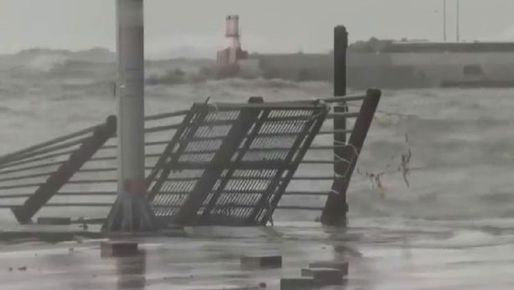 Typhoon Hinnamnor: উত্তাল সমুদ্র, ঘরবাড়ি ডুবছে জলে, মহাশক্তিশালী টাইফুন হিন্নামনরে ওলটপালট দক্ষিণ কোরিয়া, দেখুন