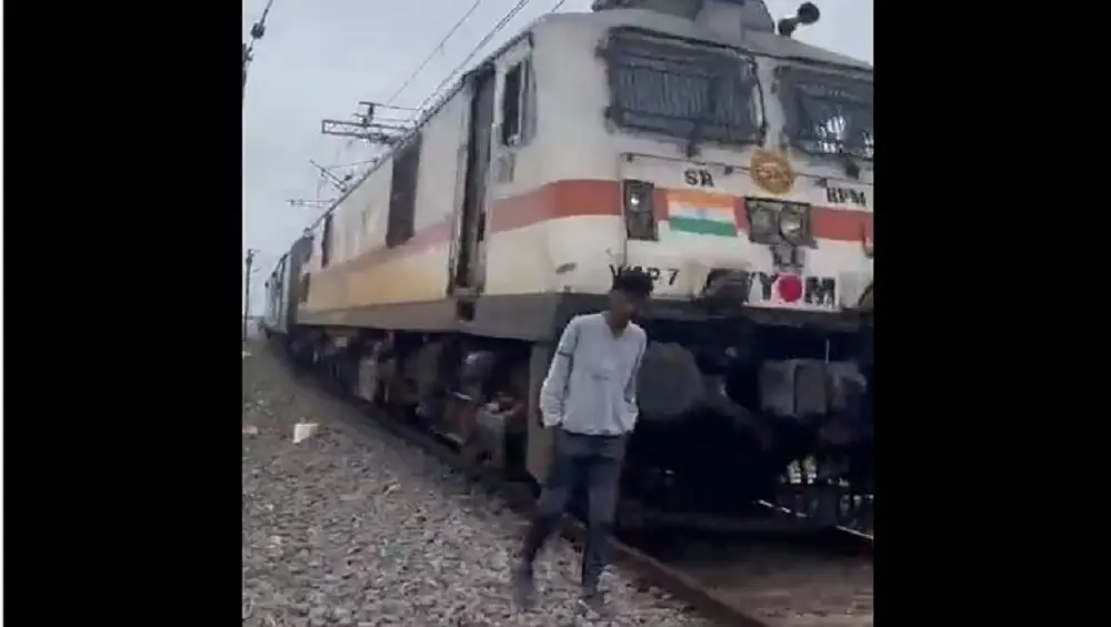 Video: ভিডিয়ো শ্যুটের সময় চলন্ত ট্রেনের ধাক্কায় 'উড়ে গেলেন' যুবক, দেখুন