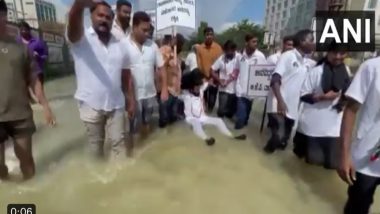 Bengaluru Floods: জলমগ্ন বেঙ্গালুরুতে যুব কংগ্রেস নেতার অভিনব প্রতিবাদ, দেখুন ভিডিও
