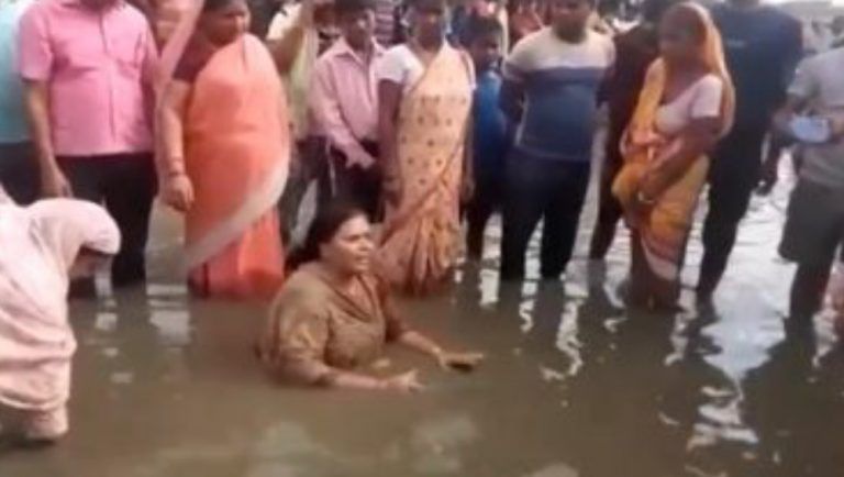 Jharkhand Congress MLA Sits In Waterlogged NH 133: জলবন্দি ১৩৩ নম্বর জাতীয় সড়ক প্রতীকী স্নান করে অভিনব প্রতিবাদ কংগ্রেস বিধায়করে (দেখুন ভিডিও)